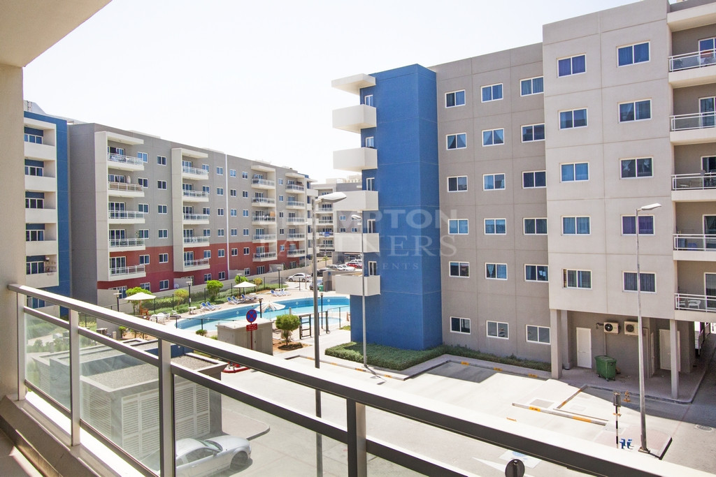 Pool View | Spacious | Vacant And Ready  - Photo 4