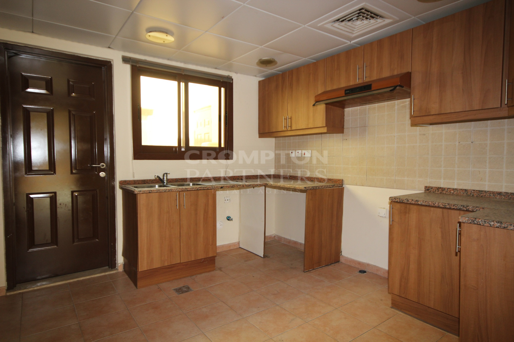 Ready To Move In | Vibrant | Spacious | Call Now - Photo 5