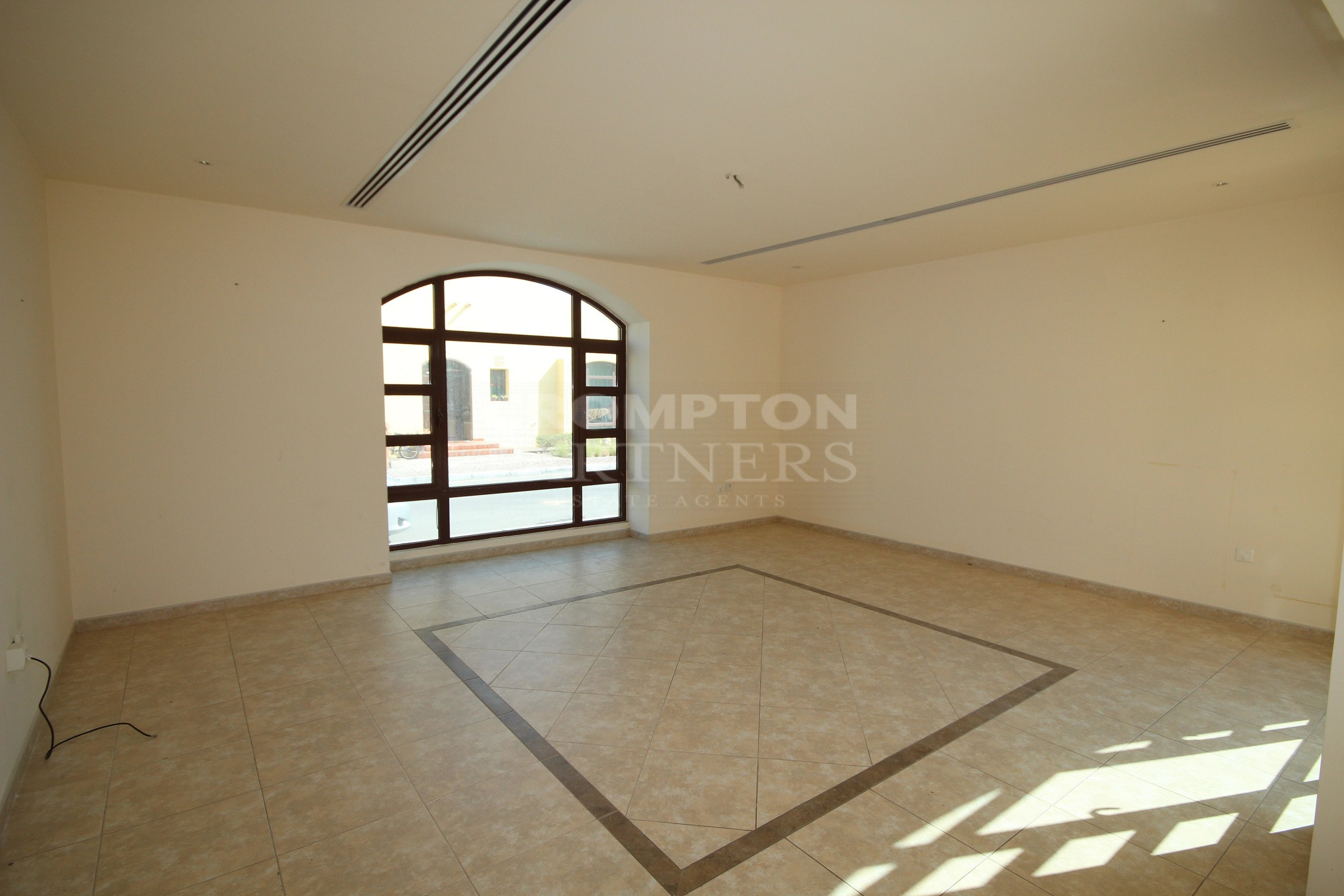 Ready To Move In | Vibrant | Spacious | Call Now - Photo 2