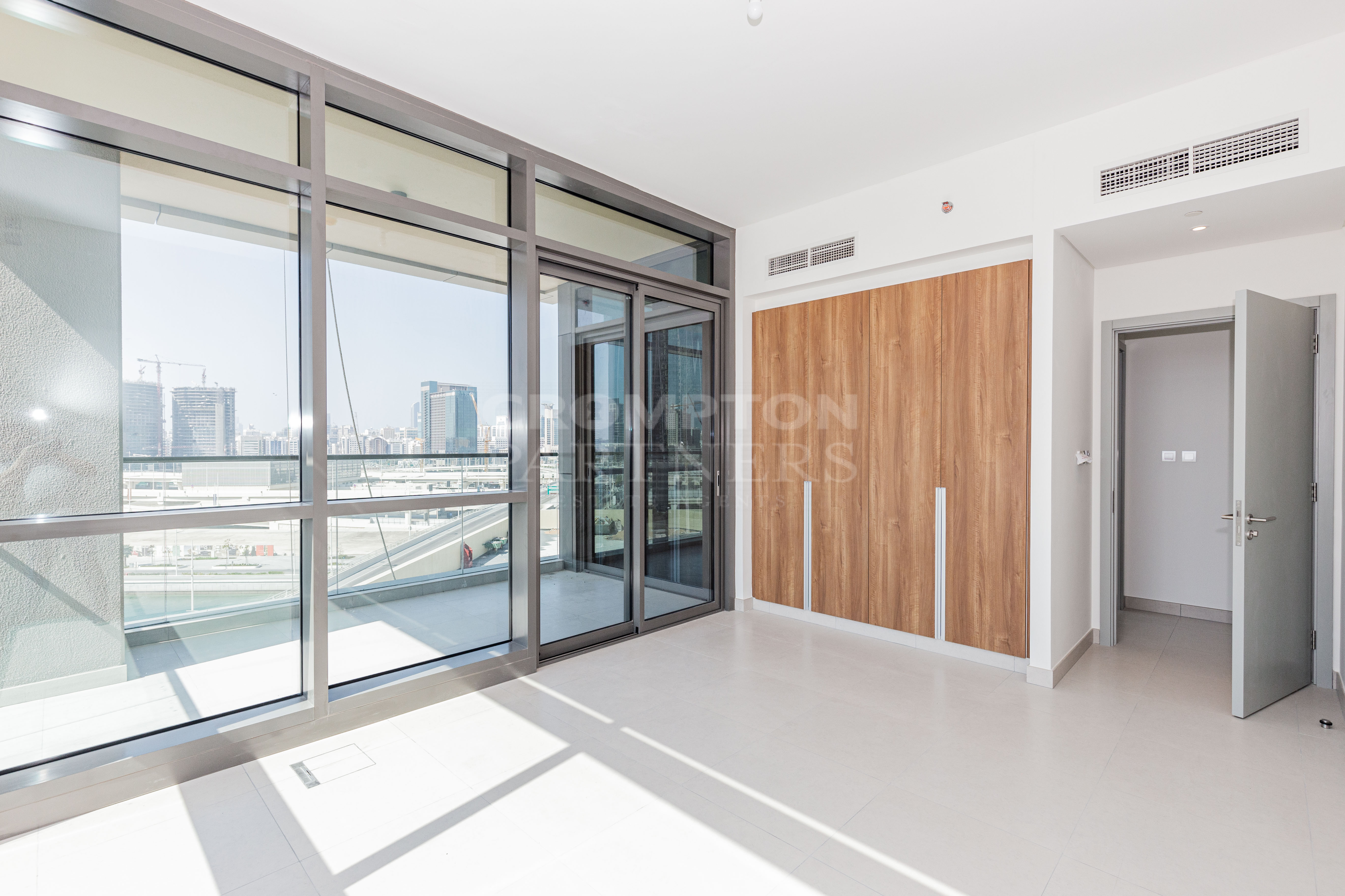 Mesmerizing Water Views | Vacant | Maids Room - Photo 5