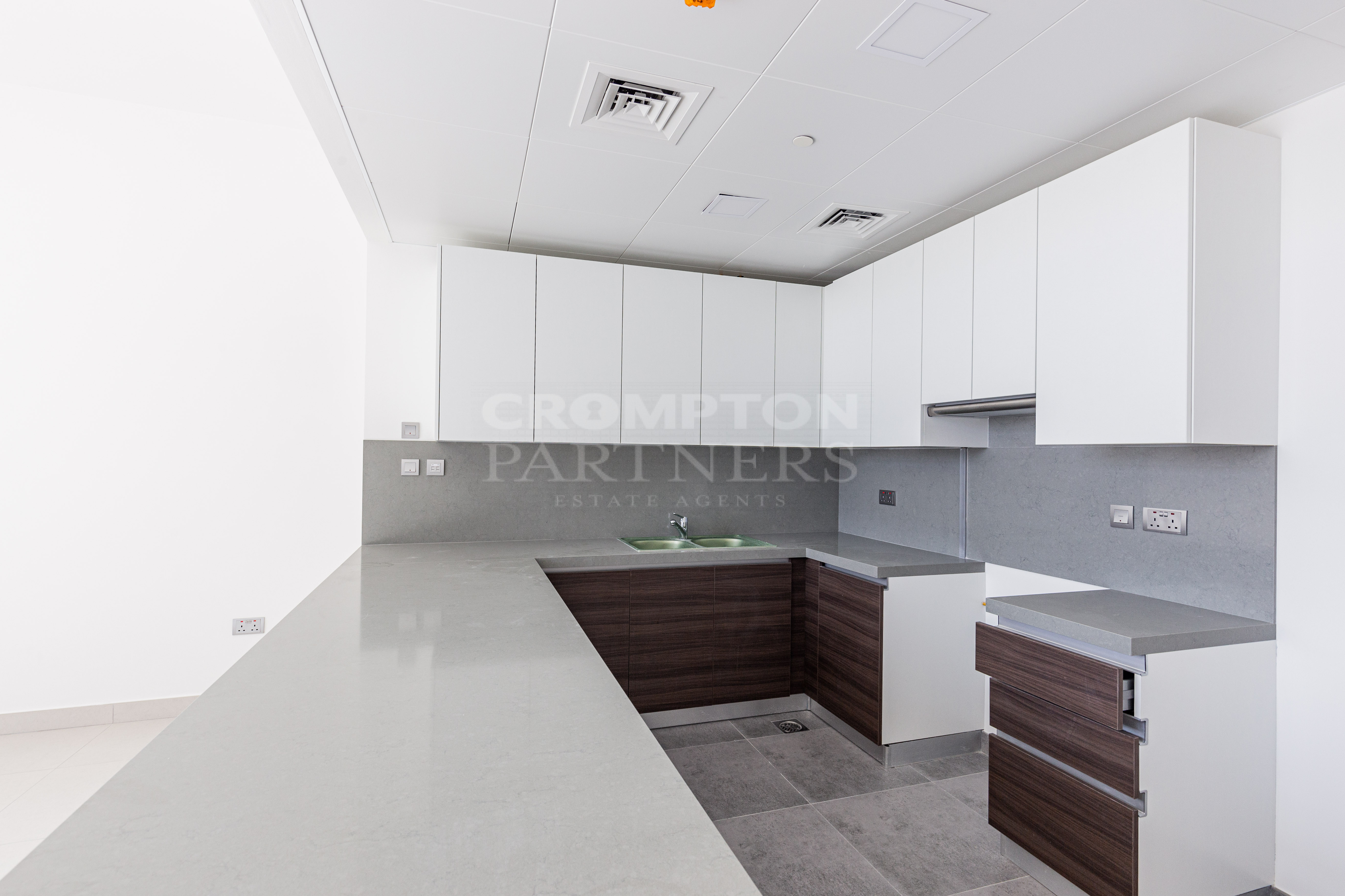 Vacant And Ready | Great Location | Spacious - Photo 3