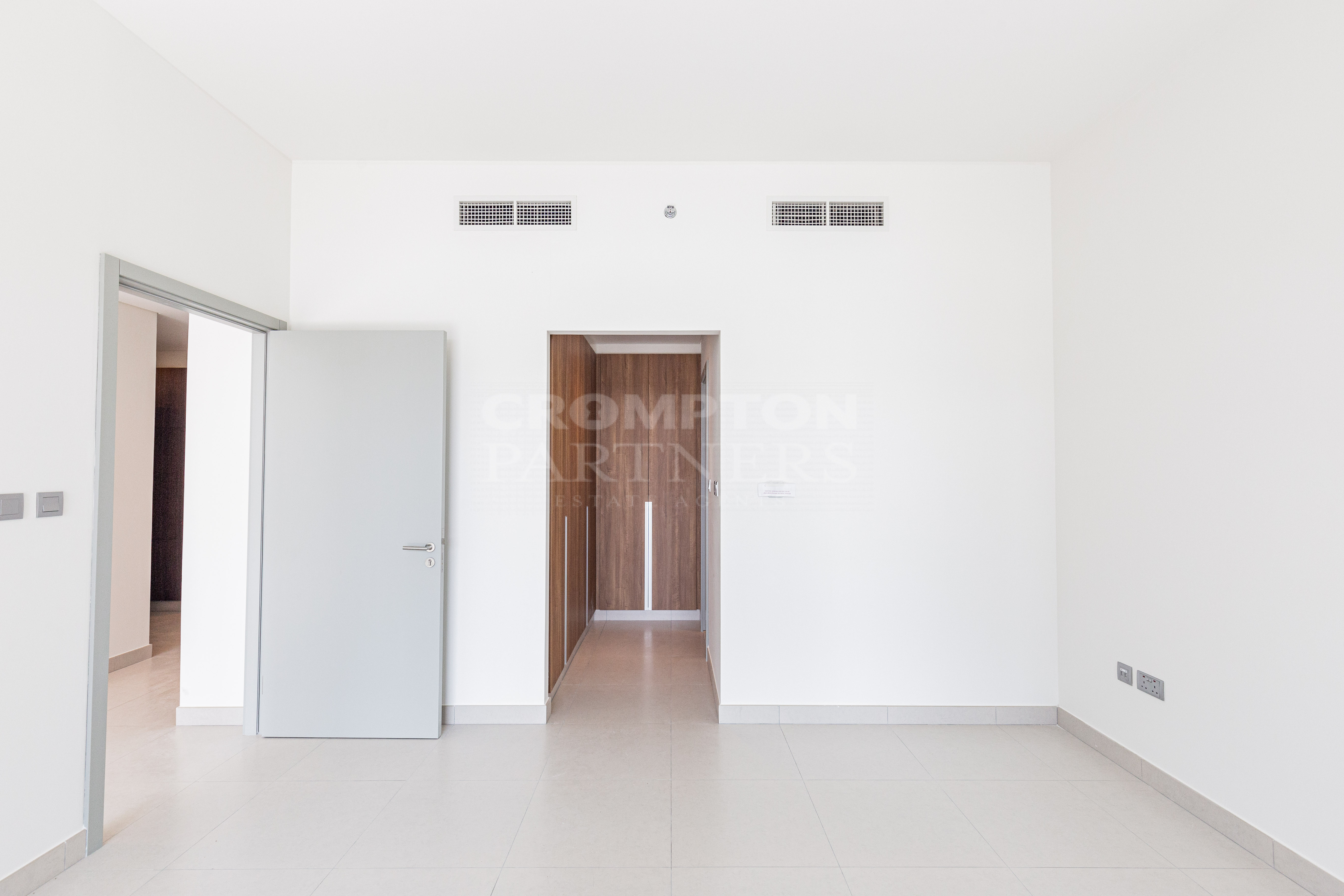Vacant And Ready | Great Location | Spacious - Photo 4