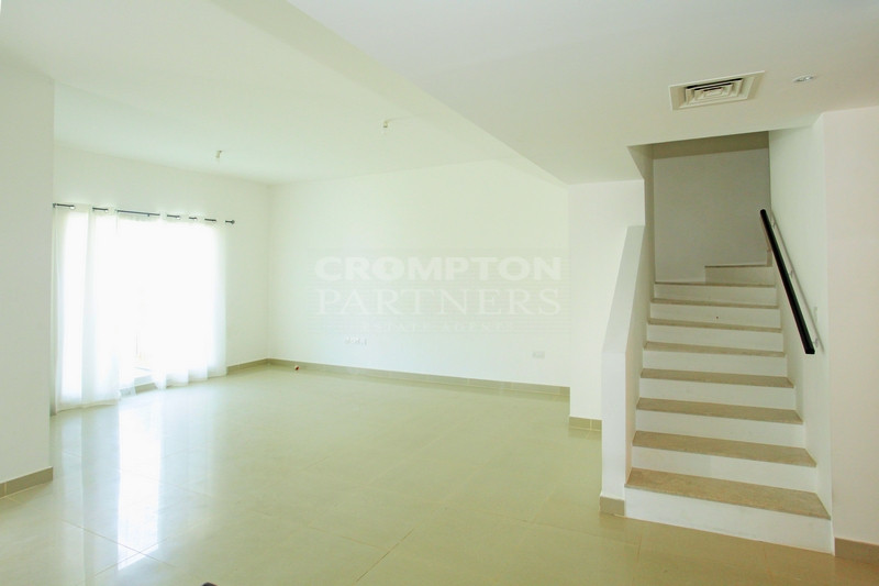 Available Soon | Large Type Villa | Garden - Photo 4