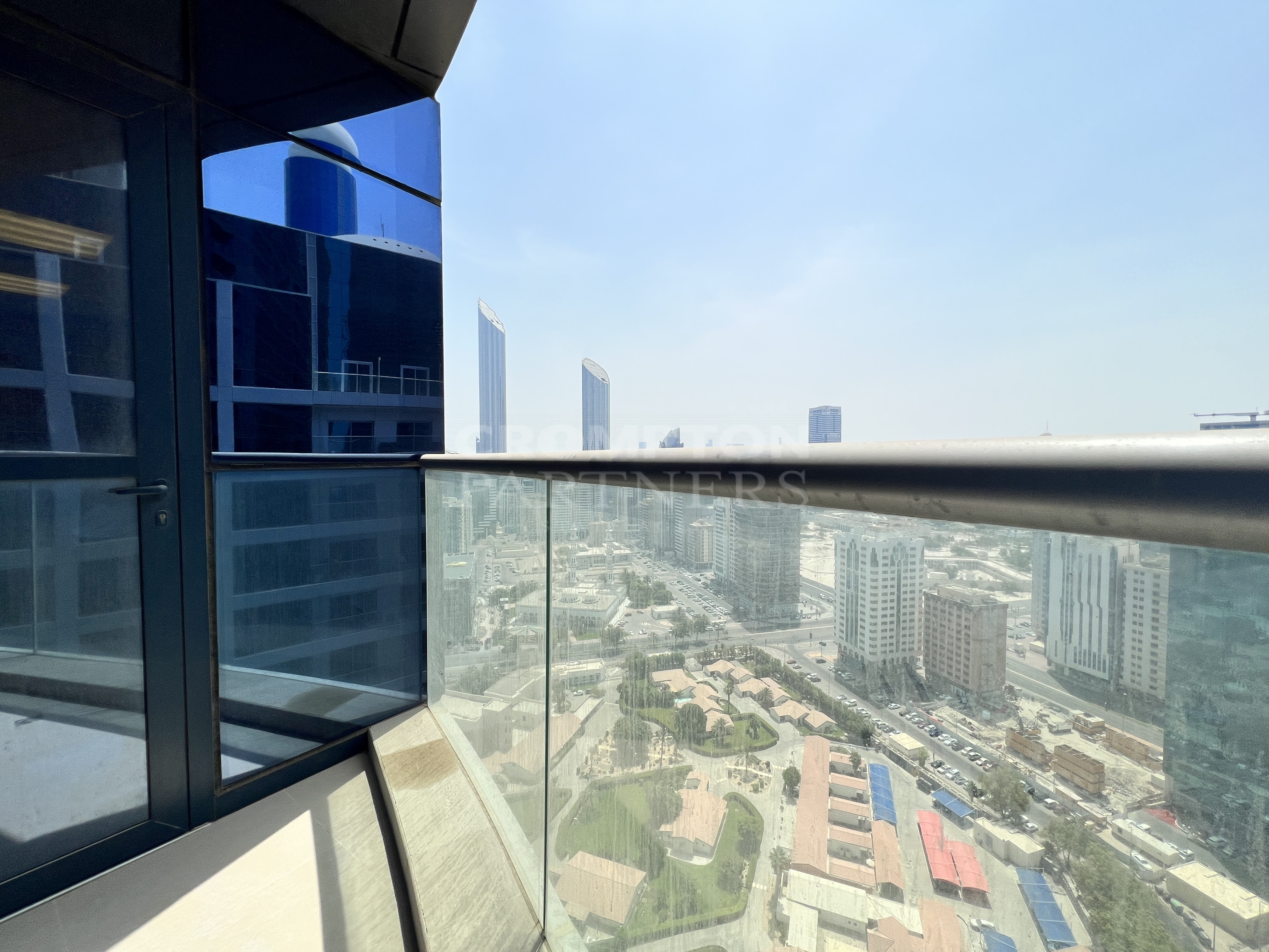 Spacious Apartment | Closed Kitchen | Balcony - Photo 2