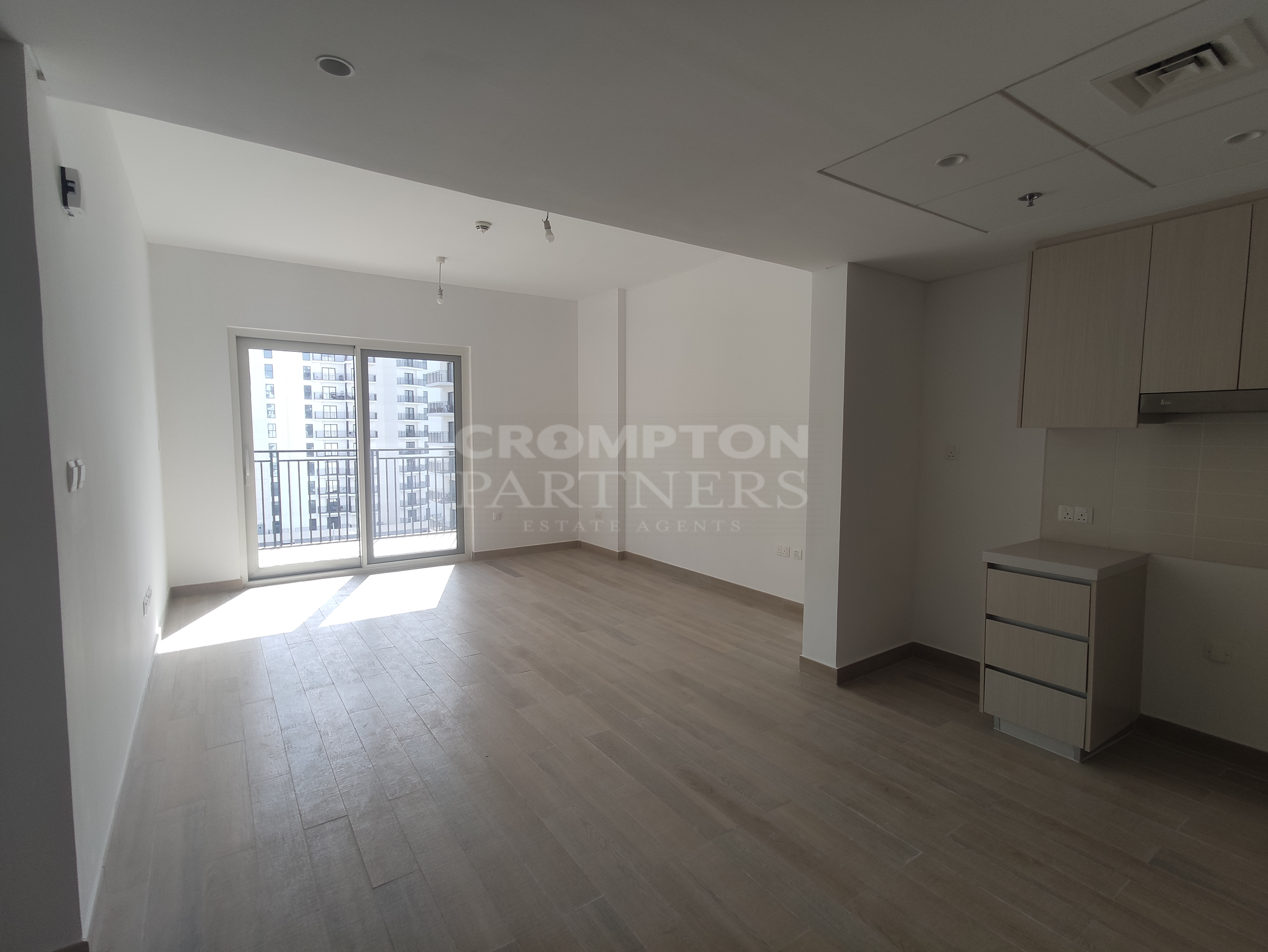Prime Location | Best Amenities | Vacant - Photo 3