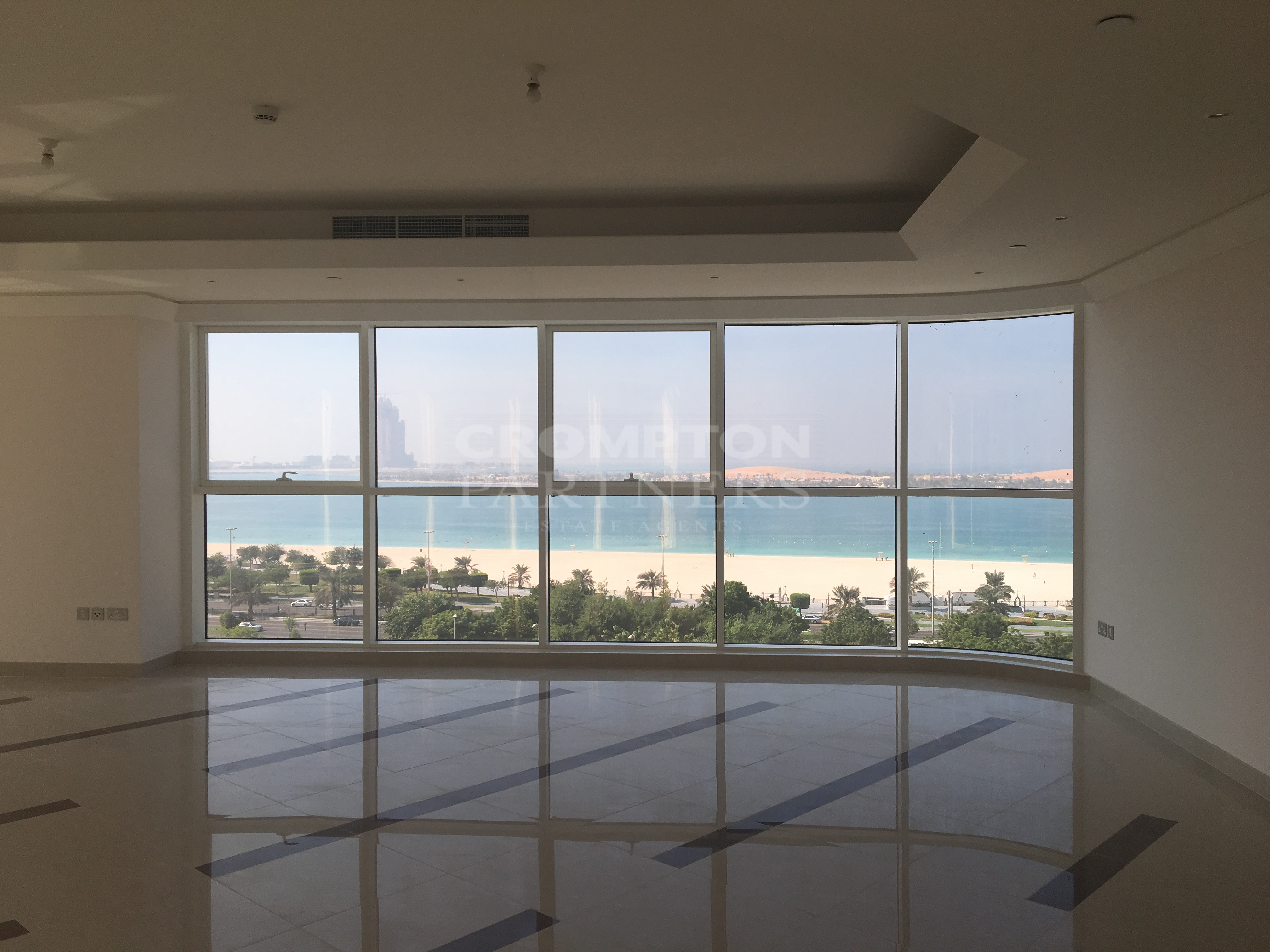 Rare Unit | Spacious | Close-Kitchen | Vacant - Photo 2