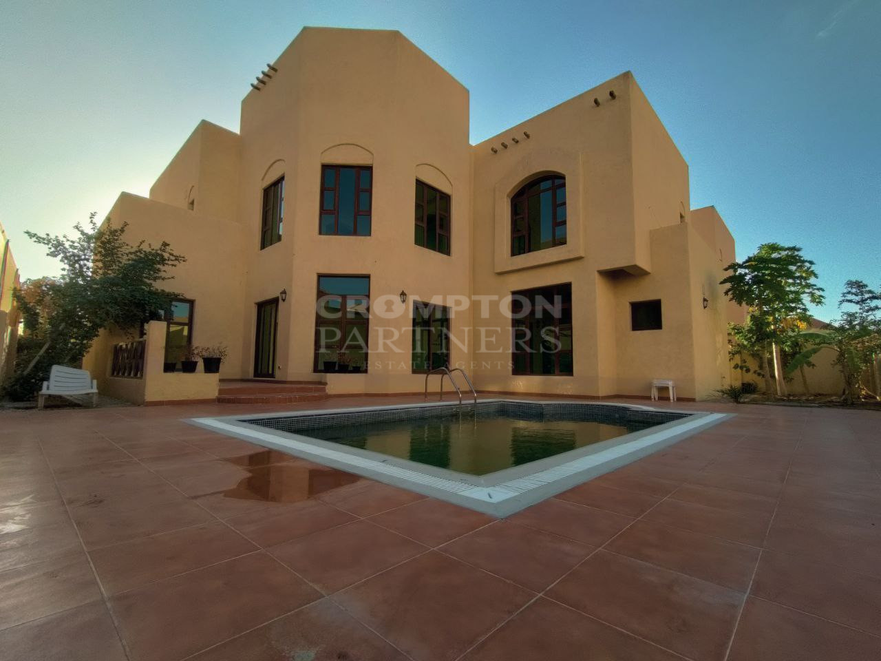 Excellent Family Home | Large Layout | Vacant - Photo 2