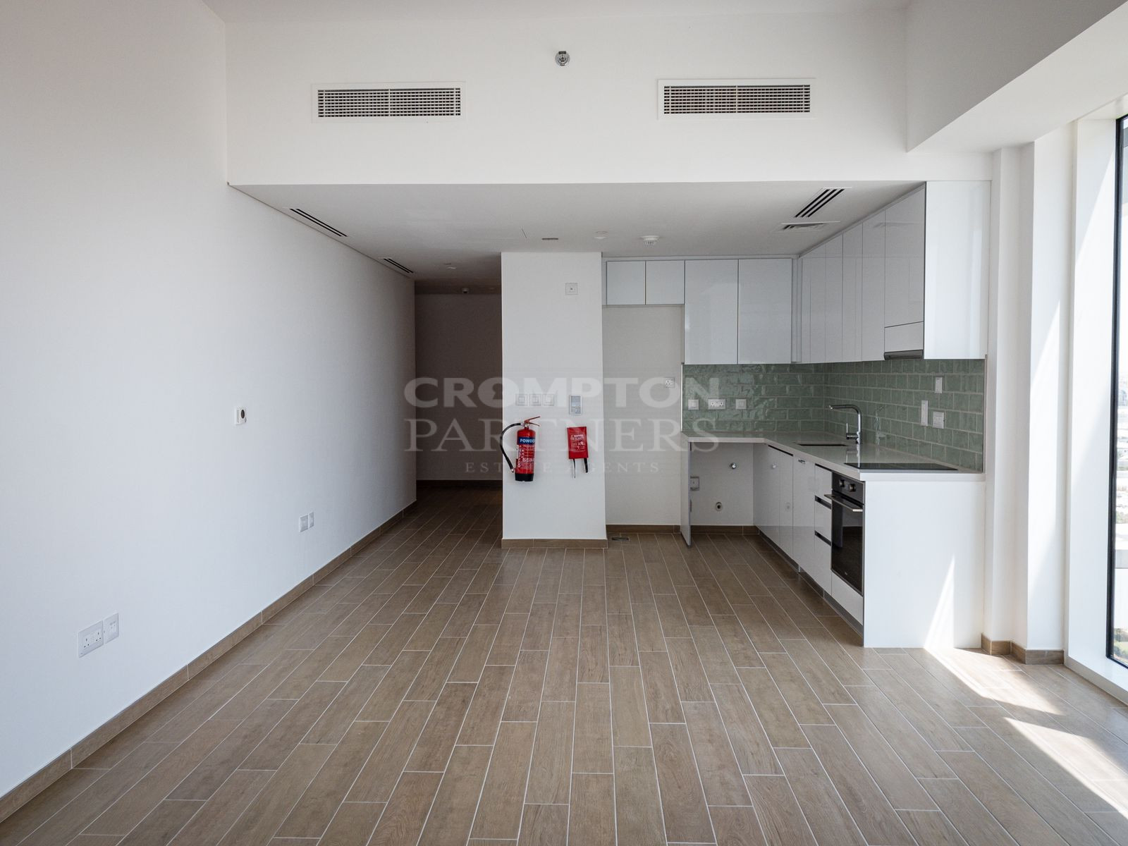 Cozy Studio | Beach Access | Vacant | Furnished - Photo 2