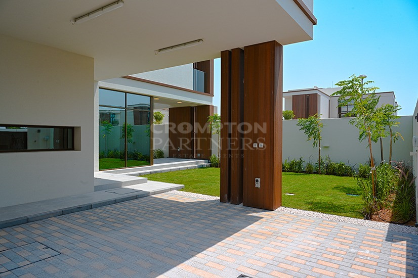 Vibrant Community | Premium Location | Vacant - Photo 4