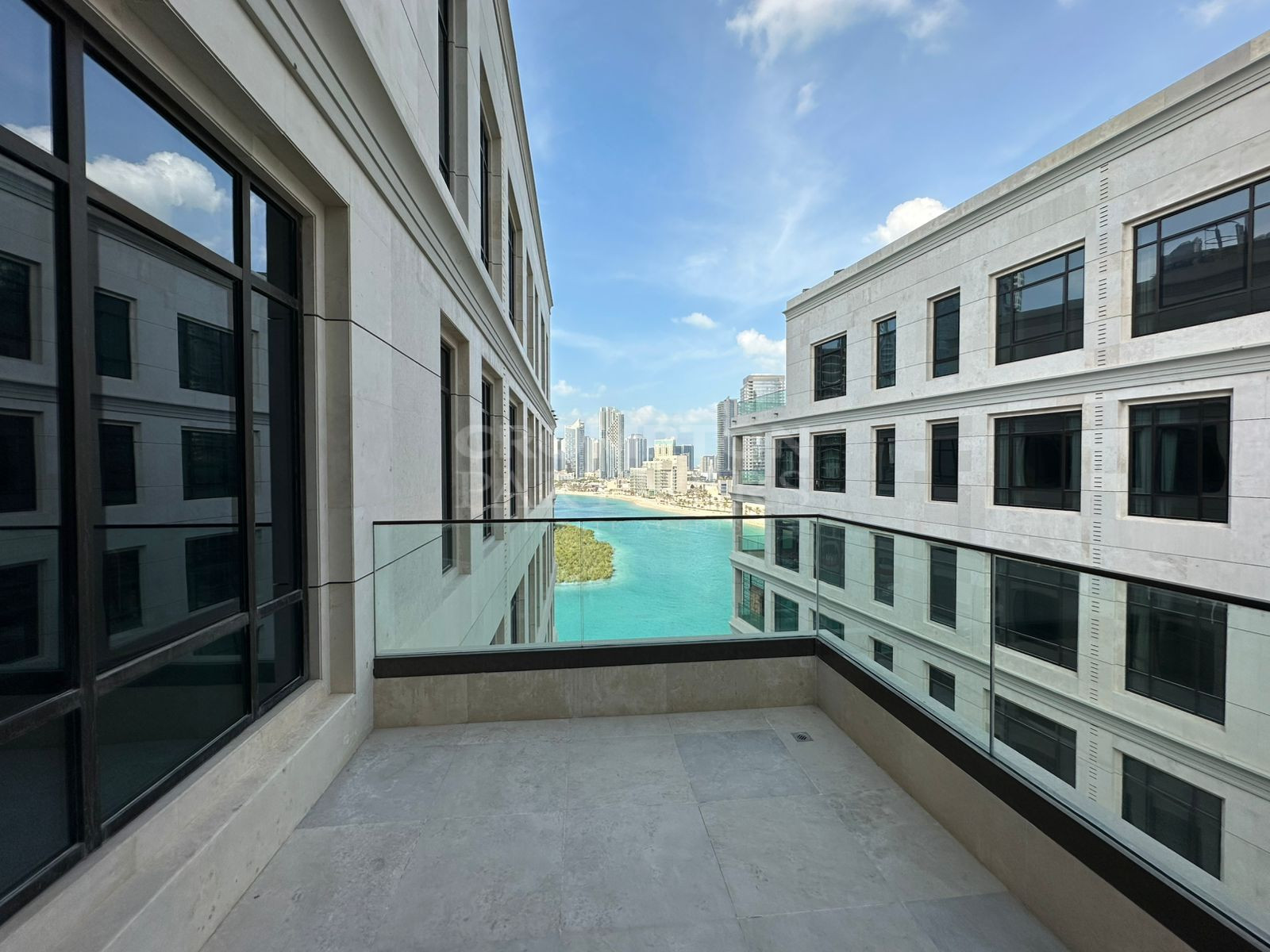 Luxurious | Balcony | Best Location | Vacant - Photo 1