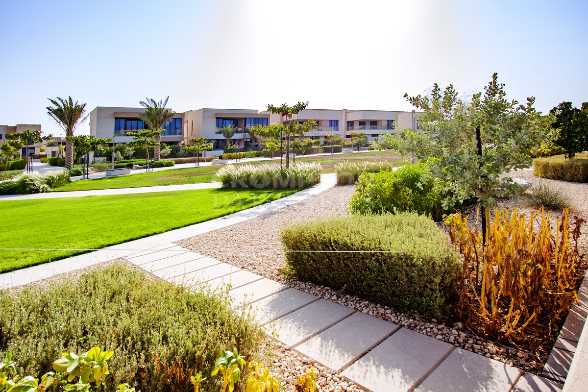 Closed Kitchen, Landscaped, Owner Occupied - Photo 2