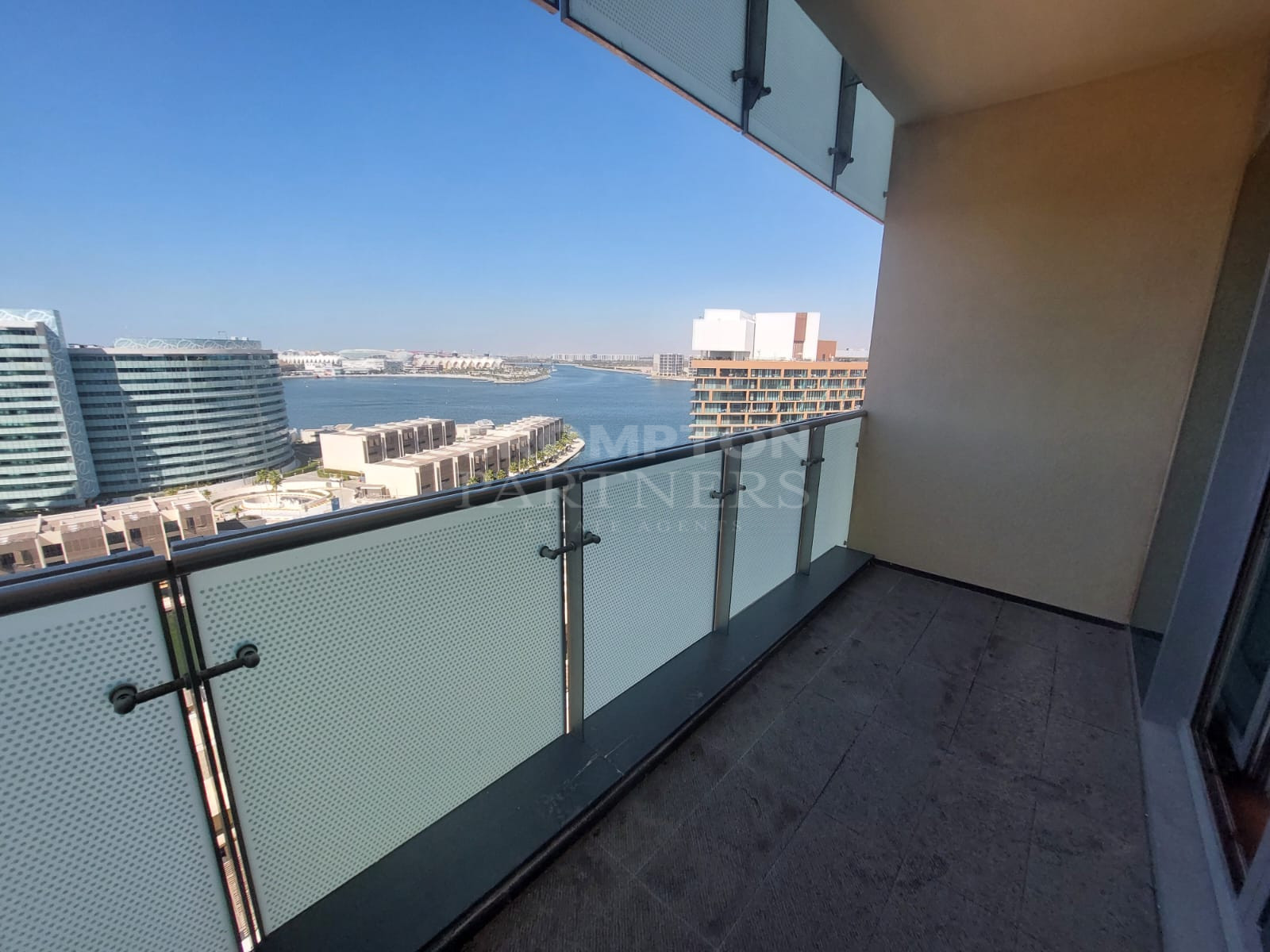 Sea View l 4BR + Maids | Private Beach Access - Photo 3