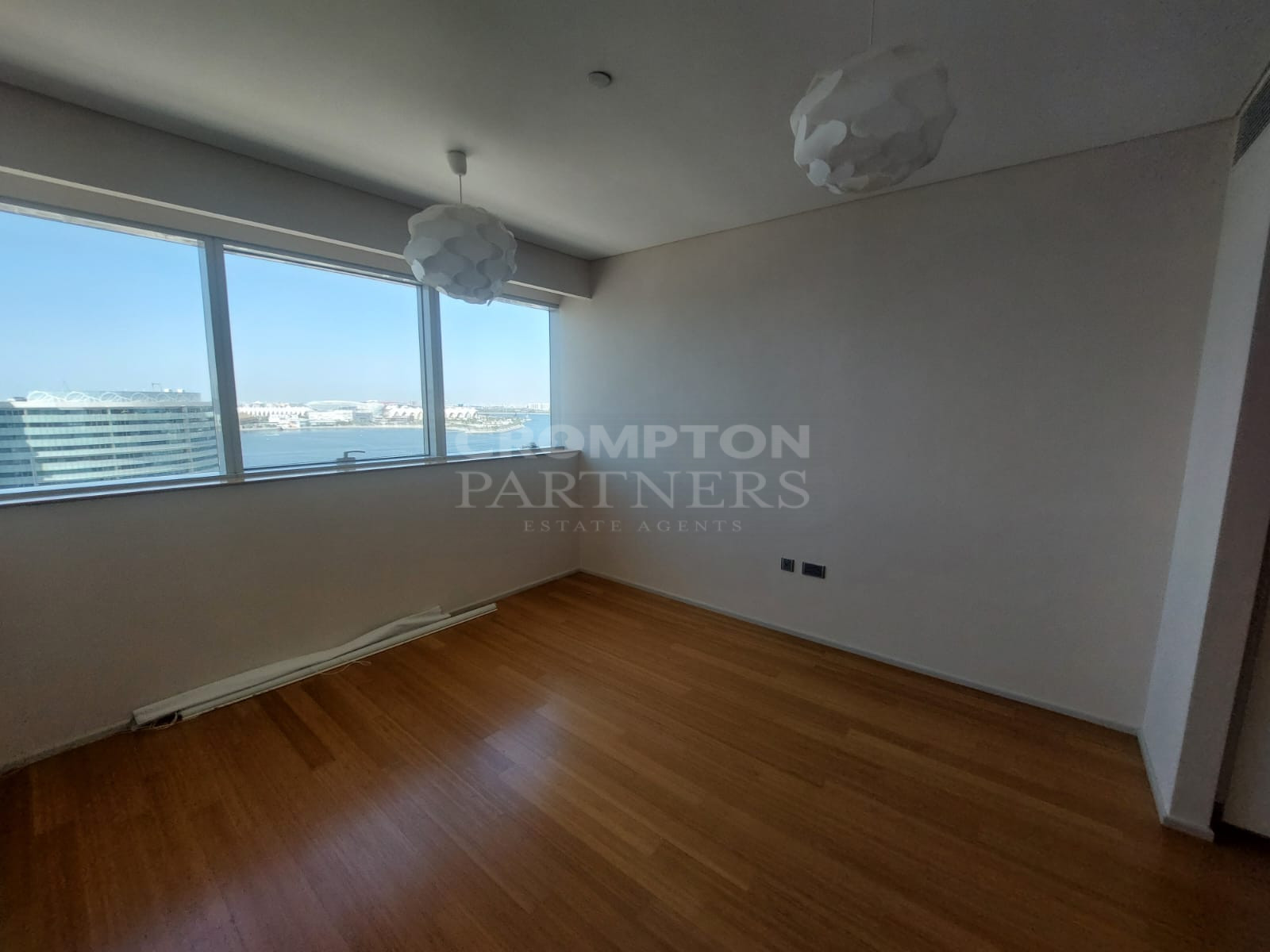 Sea View l 4BR + Maids | Private Beach Access - Photo 4