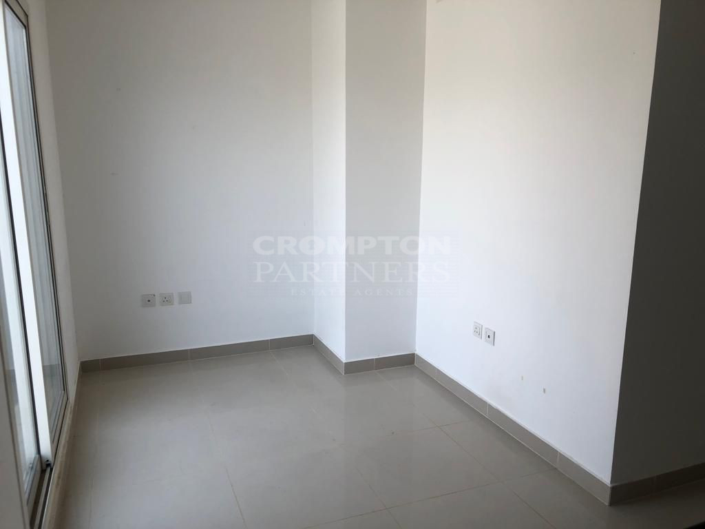 Well Maintained | Spacious Living| Private Garden - Photo 4