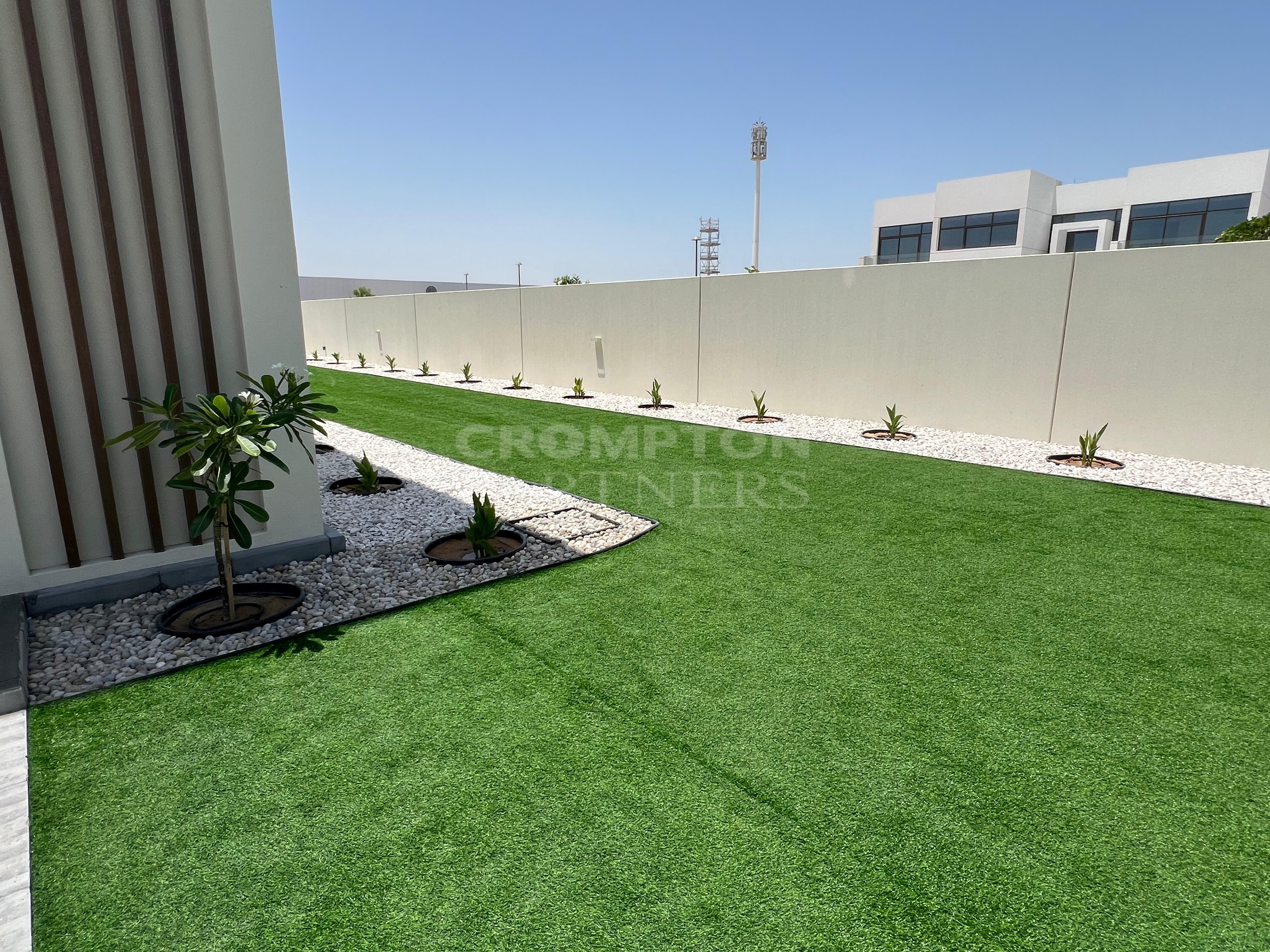 Huge Plot | Luxurious | Closed Kitchen | Vacant - Photo 5