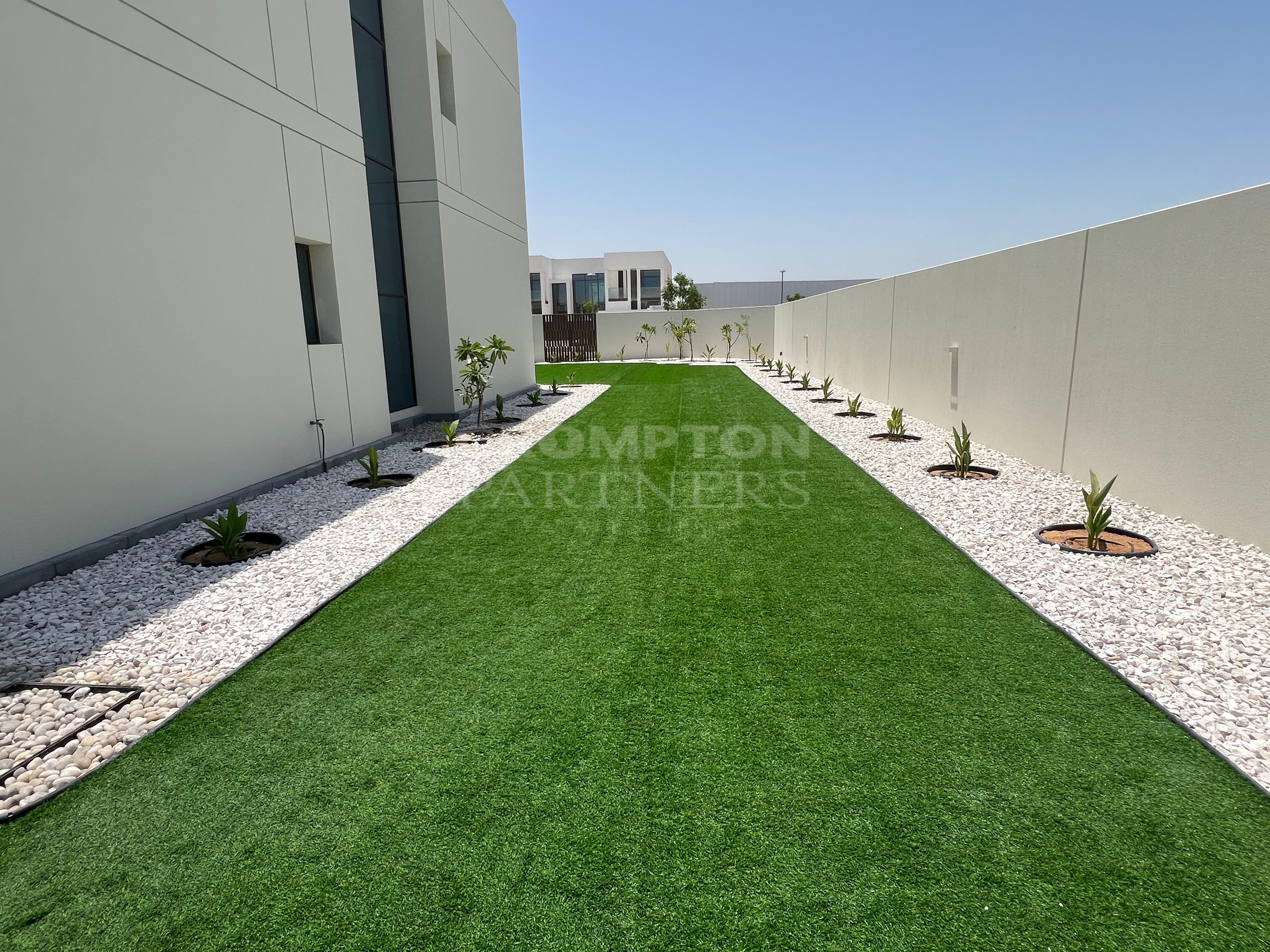 Huge Plot | Luxurious | Closed Kitchen | Vacant - Photo 2