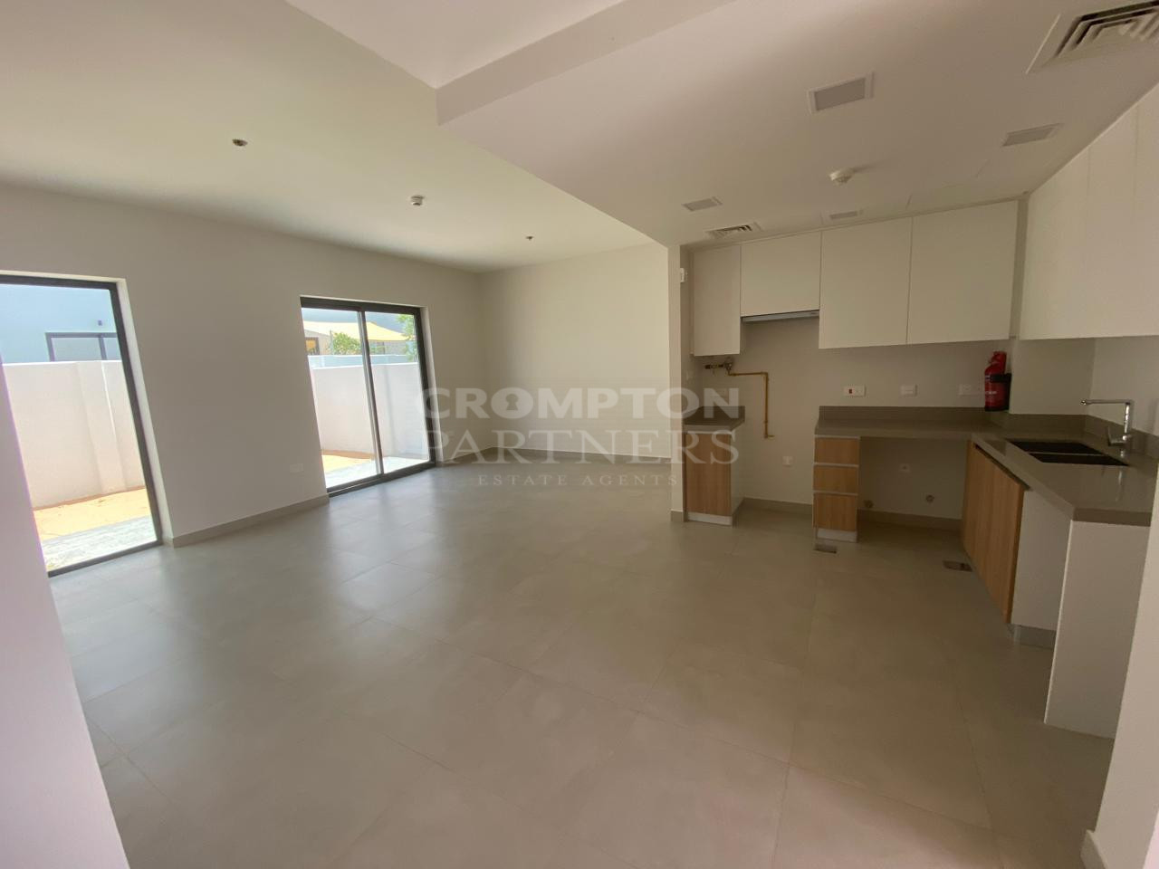 Well Maintained | Ground Floor | with garden - Photo 2