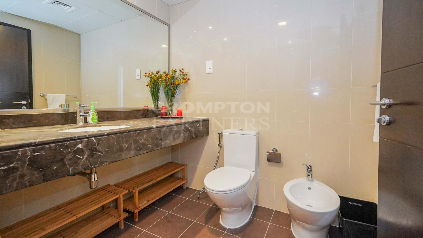 Ready To Move In | High Floor | Fully Furnished - Photo 4