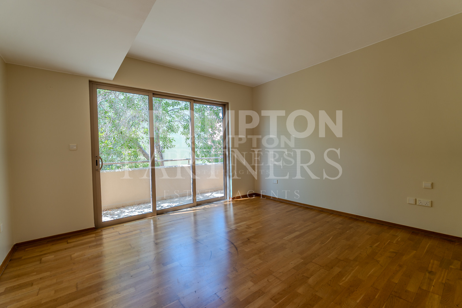 Newly Renovated | Large Plot | Spacious Unit - Photo 5