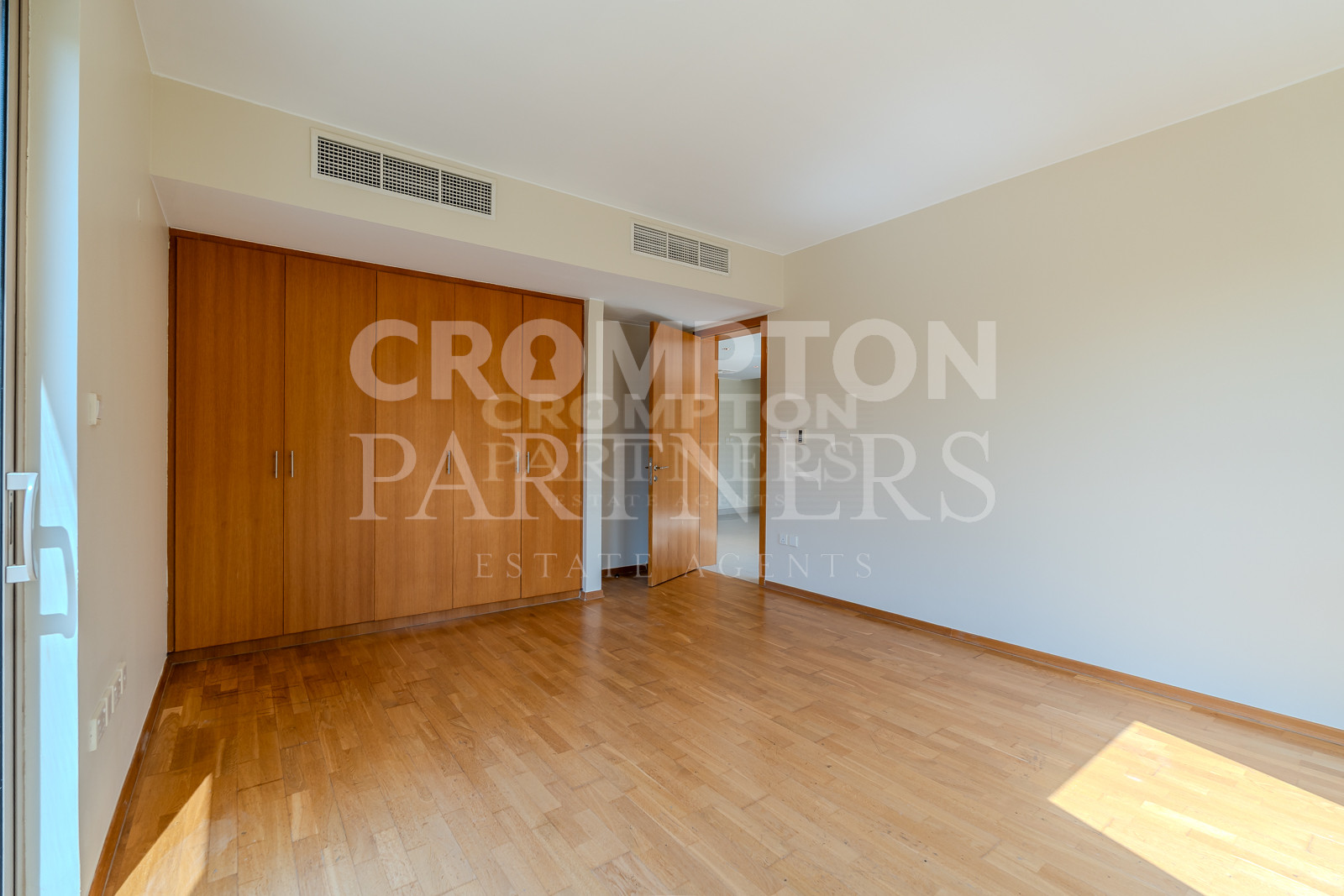 Newly Renovated | Large Plot | Spacious Unit - Photo 4