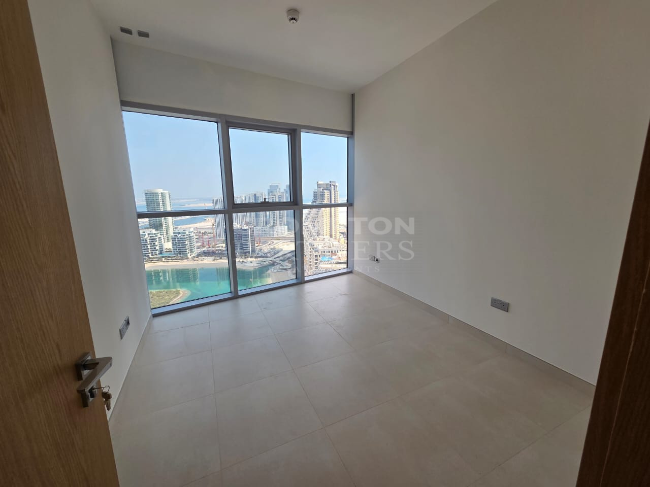 Exceptional | Spacious | Prime Location | Vacant - Photo 4