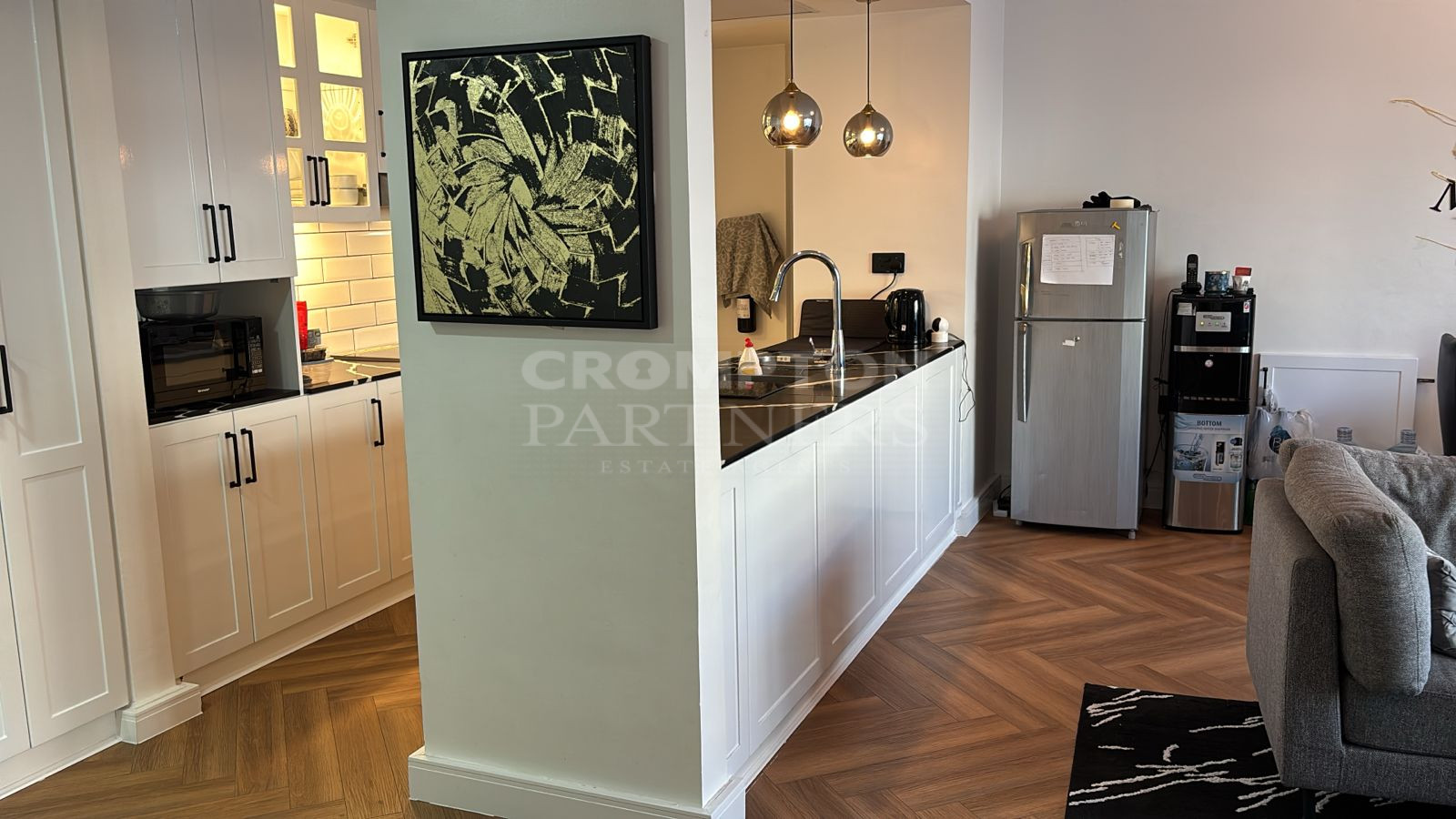 Fully renovated | Spacious | Mid-floor Unit - Photo 4