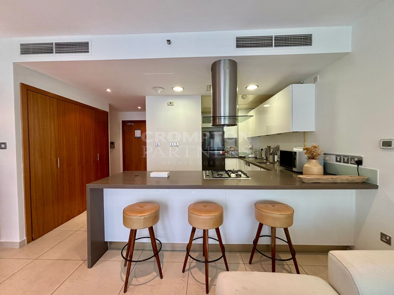 Fully Furnished | Sea View | Well-Maintained - Photo 4