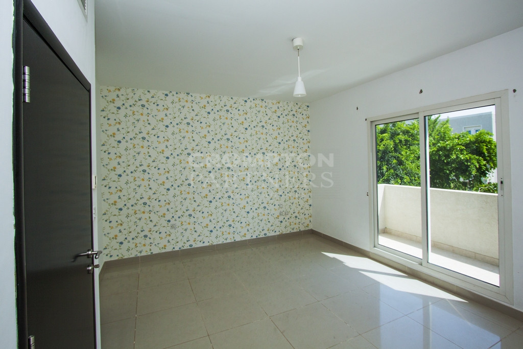 Single Row | Extended Garden | Prime Location - Photo 3