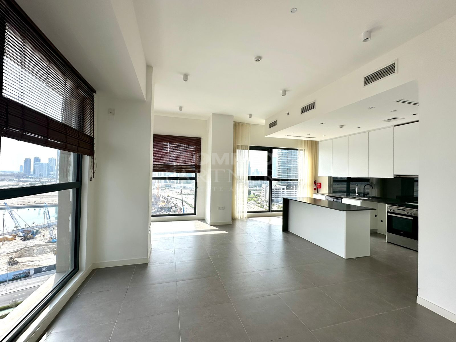 Luxurious Living | Best Location | Vacant - Photo 2