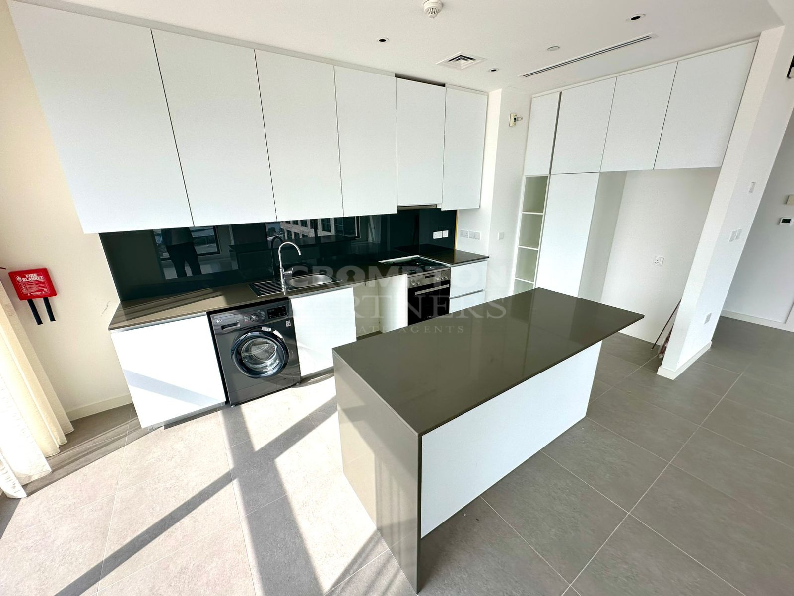 Luxurious Living | Best Location | Vacant - Photo 5