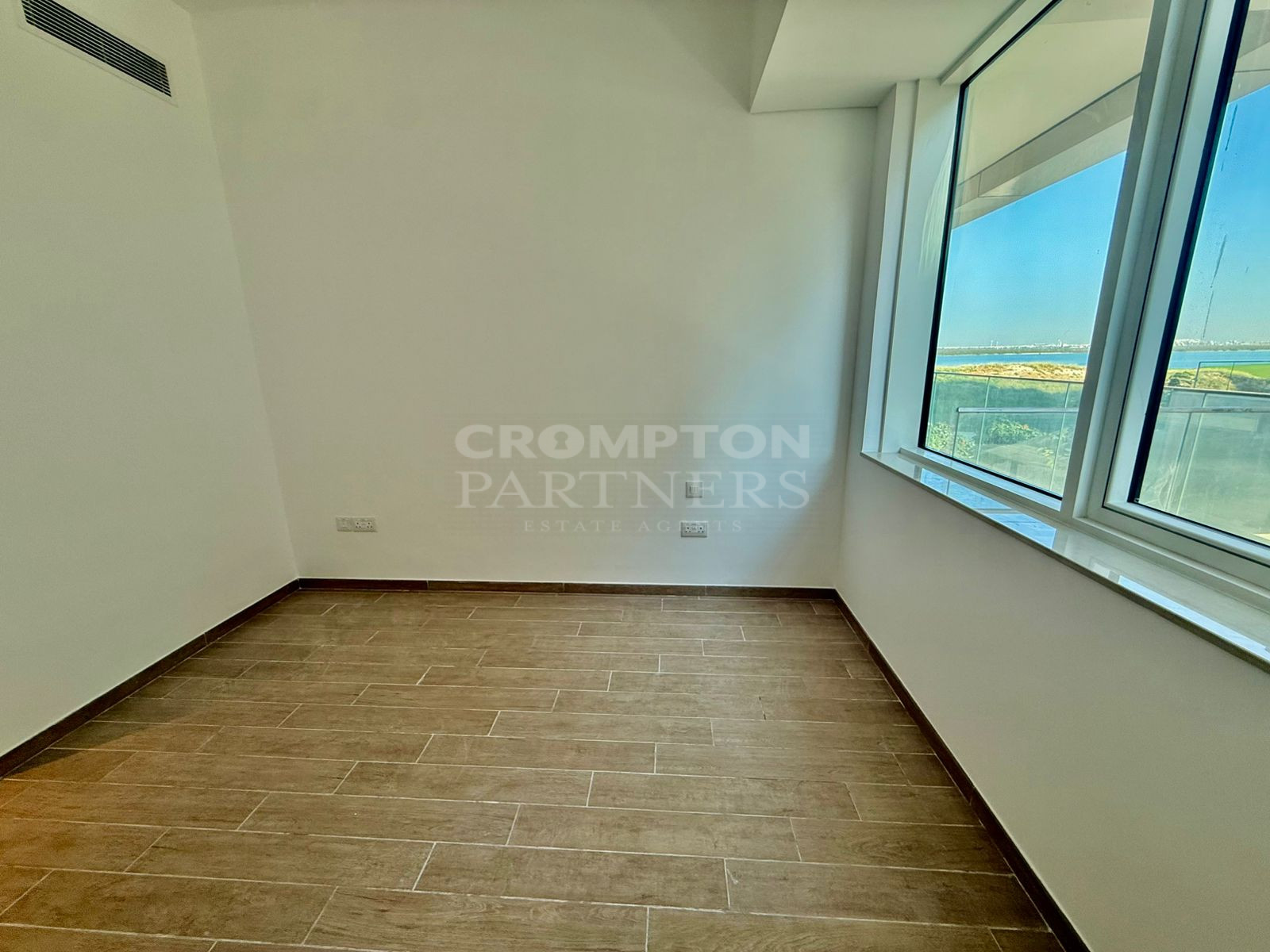 Ideal Family Home|Bright Interior|Close To Beach - Photo 4