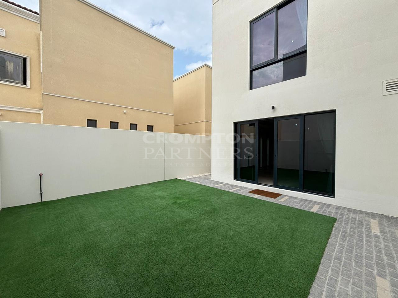 Family Friendly |Standalone Villa| Prime Location - Photo 3