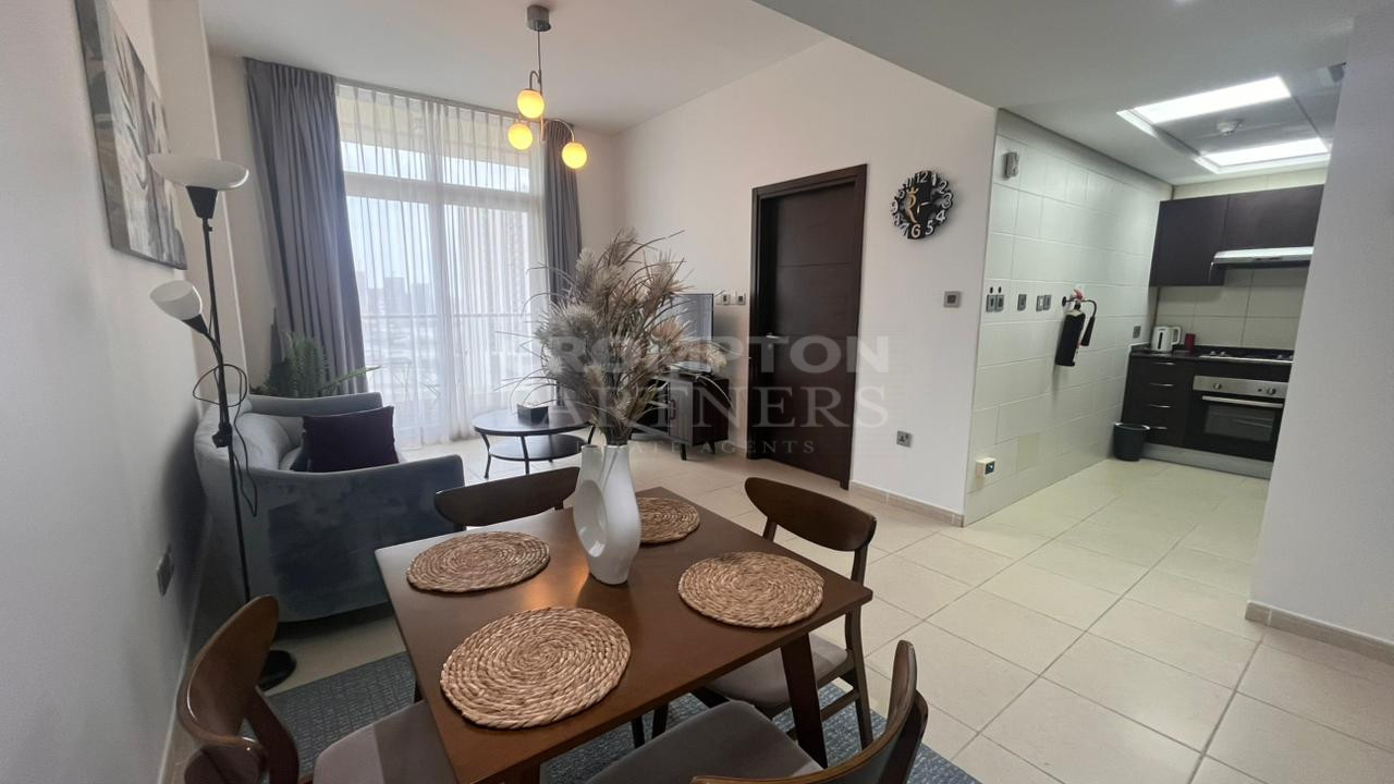 Fully Furnished |Prime Location | Well-Maintained - Photo 2