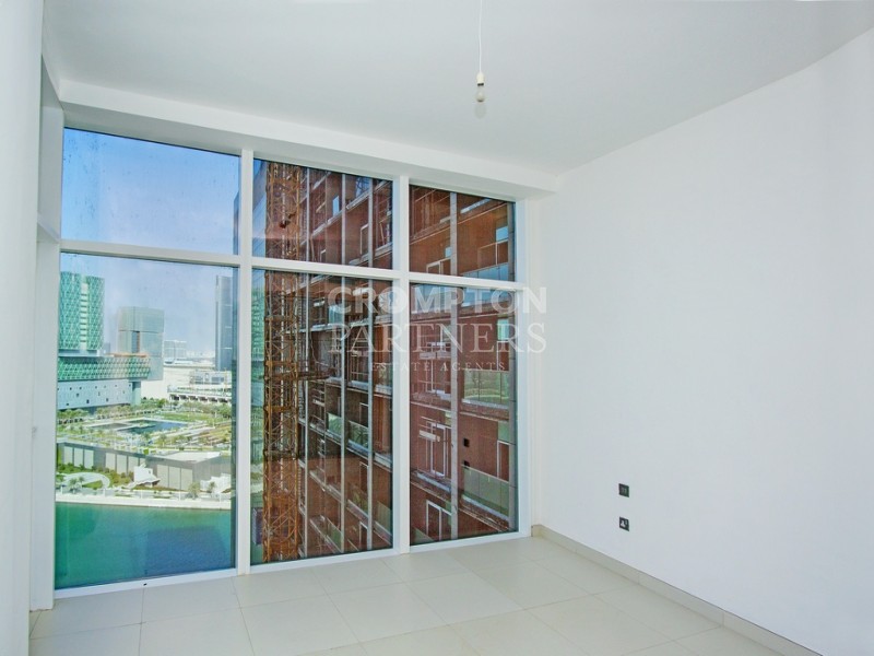 Water Facing | Big Layout | Vacant And Ready - Photo 5